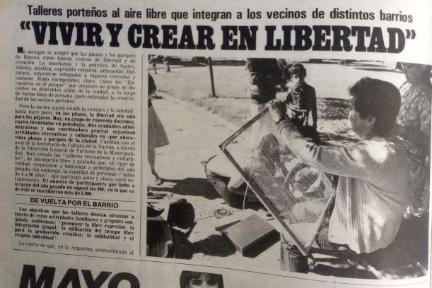 &ldquo;No siempre se acept&oacute; que las plazas y los parques de Buenos Aires fueran centros de libertad y de creaci&oacute;n. (...) la norma sigui&oacute; siendo la censura y la soledad: hasta hace poco, en las plazas, la libertad era solo para los p&aacute;jaros. Hoy, un grupo de cuarenta docentes, cuatro licenciados en psicolog&iacute;a, diez ayudantes administrativos y una coordinadora general organizan actividades recreativas y culturales en &ndash;por ahora&ndash; cinco plazas y parques de la ciudad.&rdquo;